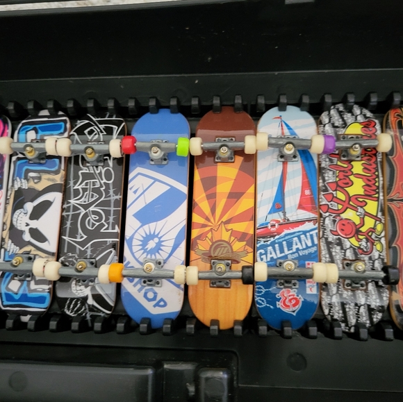 Tech Deck Oval Shaped Carrying Case with 15 fingerboard mini Skateboards - Picture 8 of 14